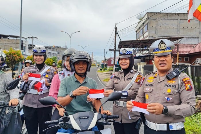 Sat Lantas Menyapa Kemerdekaan, Bagikan Bendera Merah Putih Kepada Pengguna Jalan